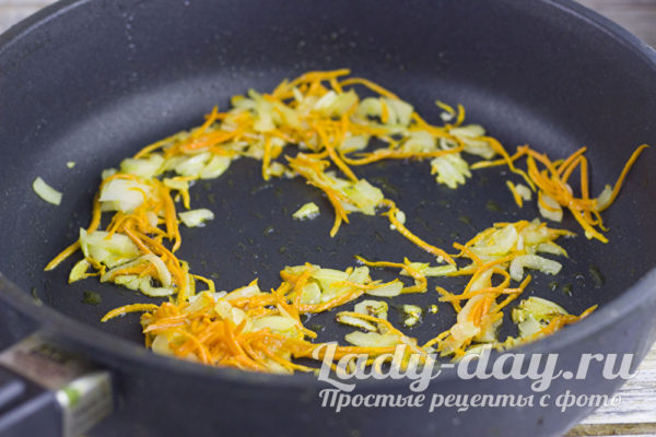 обжарить лук и морковь