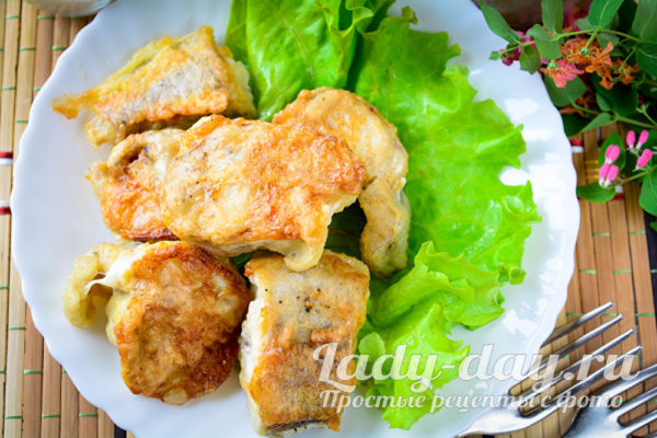 жареный минтай на сковороде