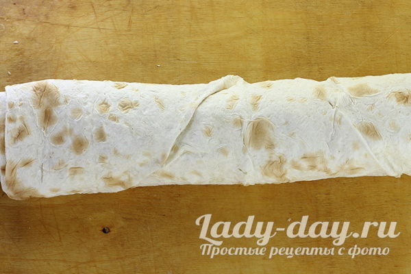 завернуть рулет из лаваша