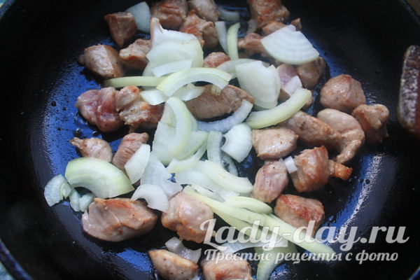 жарить мясо