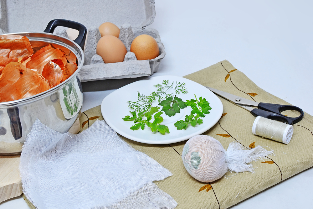 Окрашивание яиц луковой шелухой, шаг-1