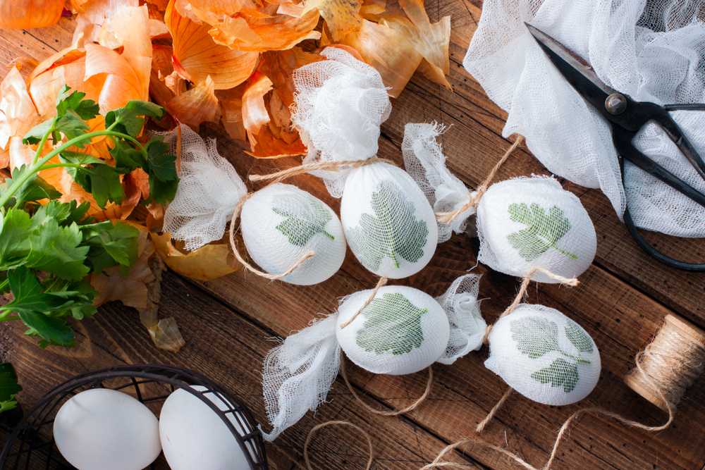 Окрашивание яиц луковой шелухой, шаг-3