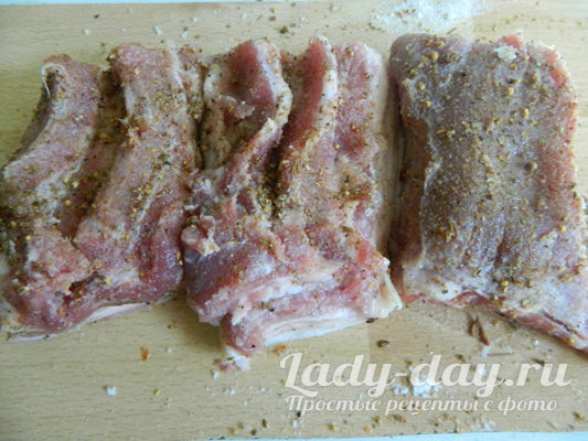 натереть сало специями