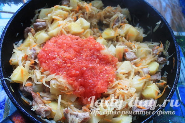 тушить с томатом