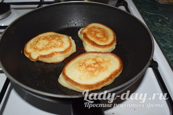 жарить оладьи