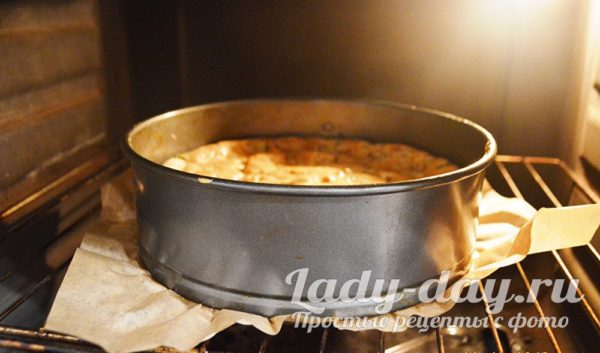 пирог в готовом виде получается красивым, с тонкой и нежной корочкой.