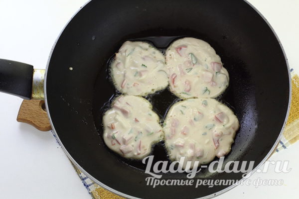 жарить оладьи