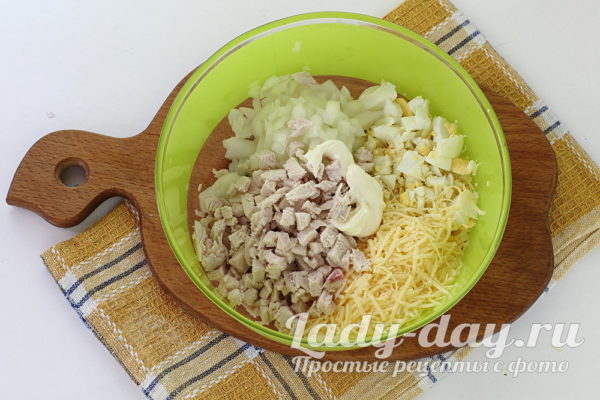 салат в миске