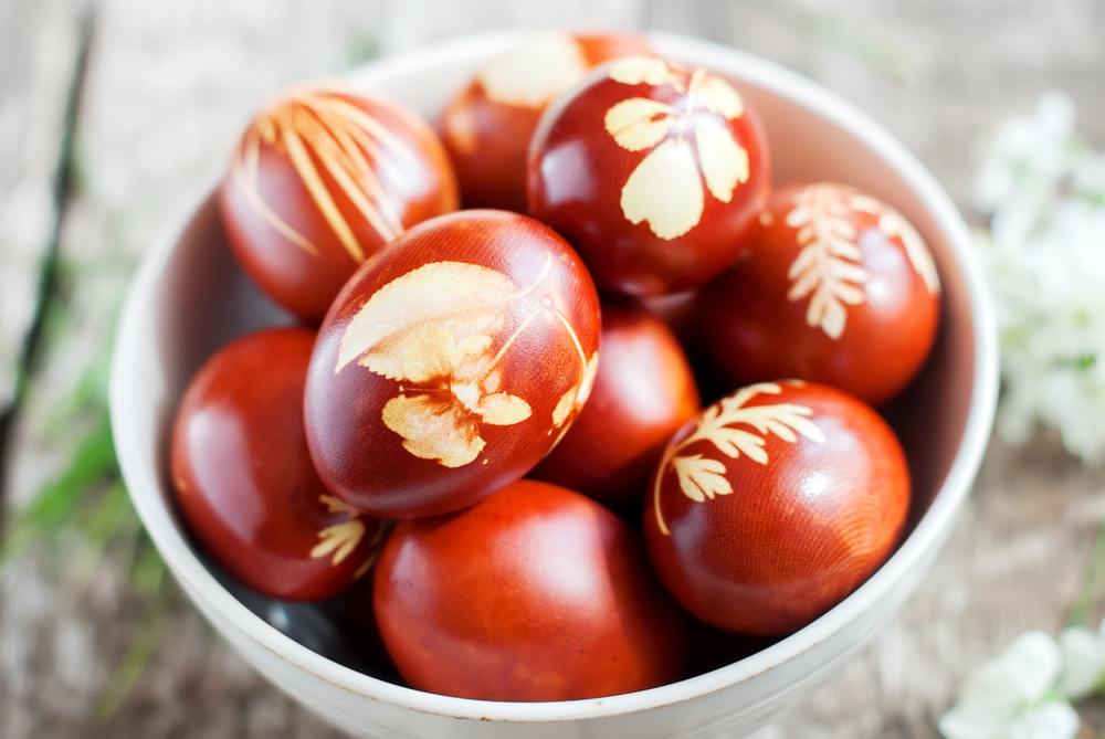 Окрашивание яиц луковой шелухой