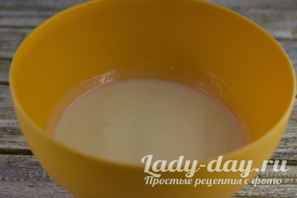 перемешать воду со сметаной, содой и кислотой