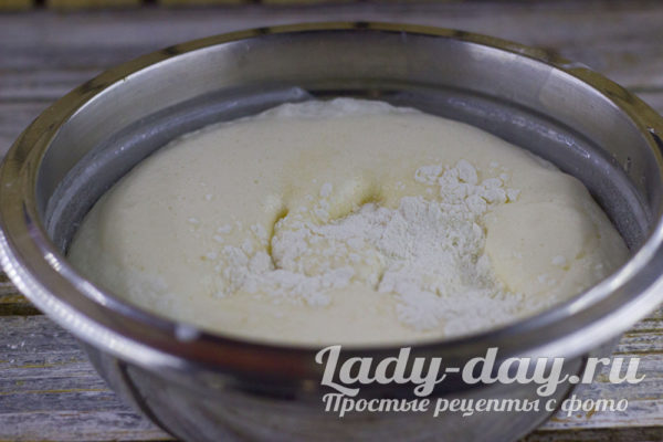 добавить муку