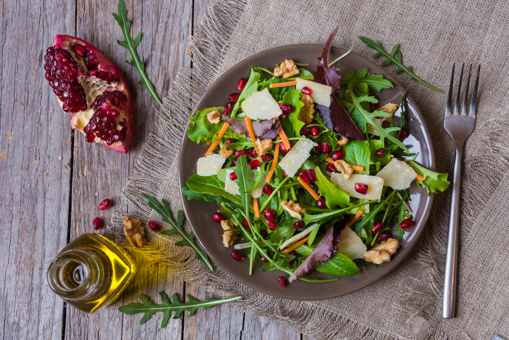 Салат с рукколой, гранатовыми семечками и пармезаном