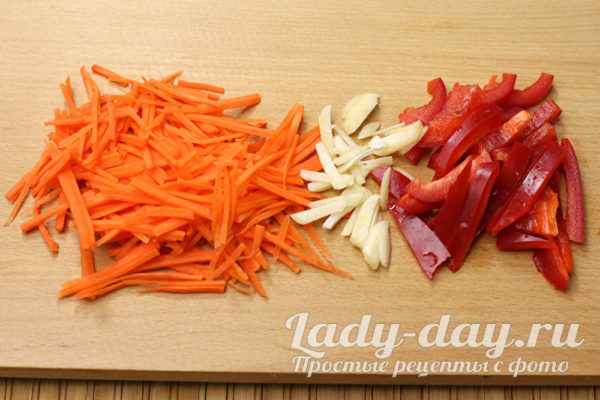 Морковку, перец и чеснок нашинковать соломкой