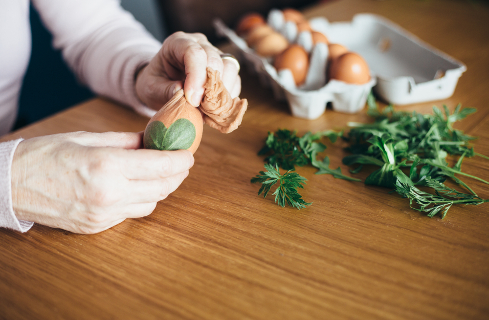 Окрашивание яиц луковой шелухой, шаг-2