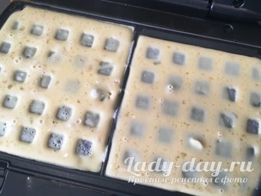 налить в вафельницу