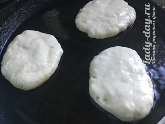 оладьи на сковороде