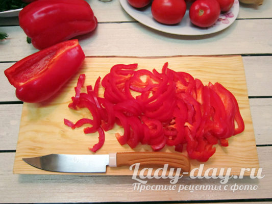 Перец порезать полукольцами