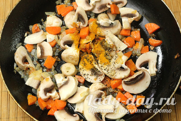 обжариваем грибы