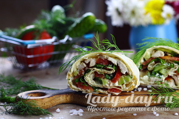 Лаваш рулетом с курицей и овощами