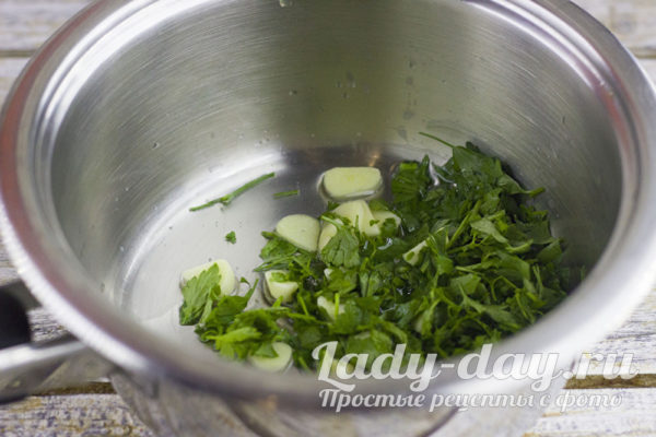 нарезать зелень с чесноком