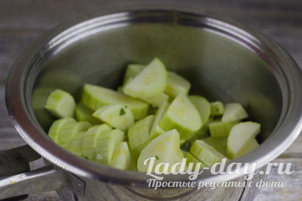 нарезать кабачки