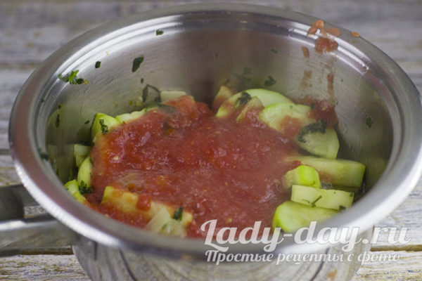 добавить измельченные помидоры