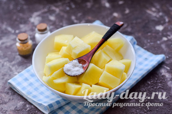 посолить картофель