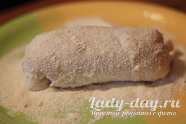 обвалять в сухарях