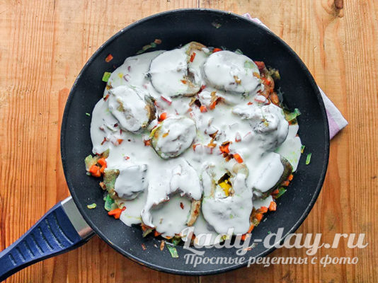 вливаем сметану