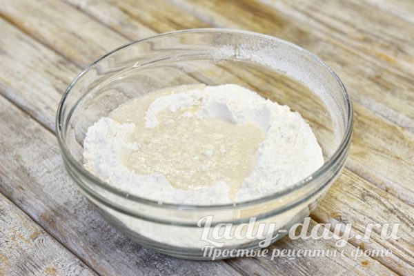 Вылить дрожжи в муку