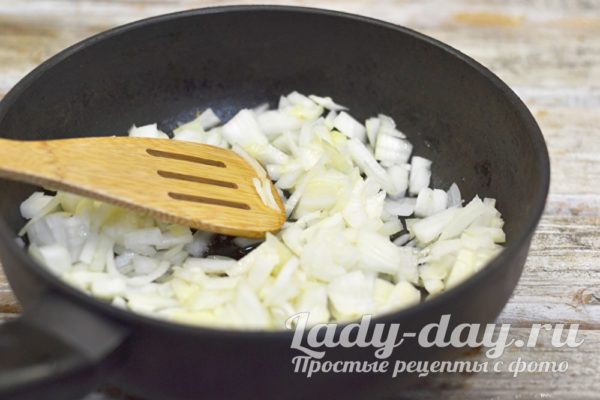 Обжарить лук