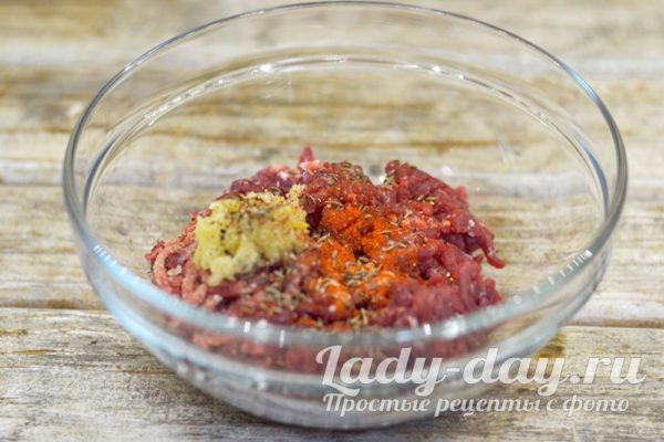 Добавить приправы в фарш