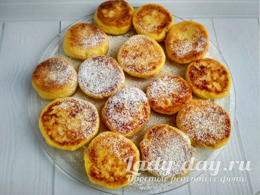 посыпать сахарной пудрой