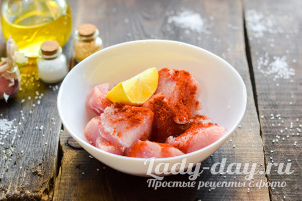 положить лимон