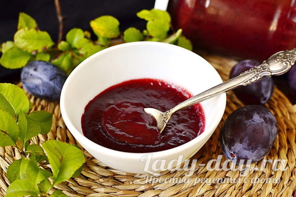 варенье в чашке