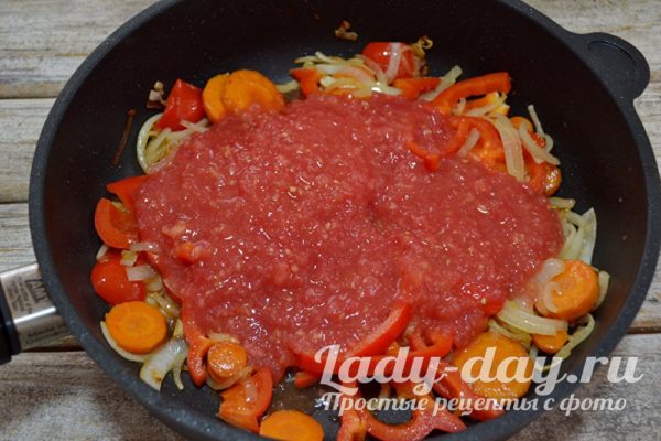 Влить томатную кашицу