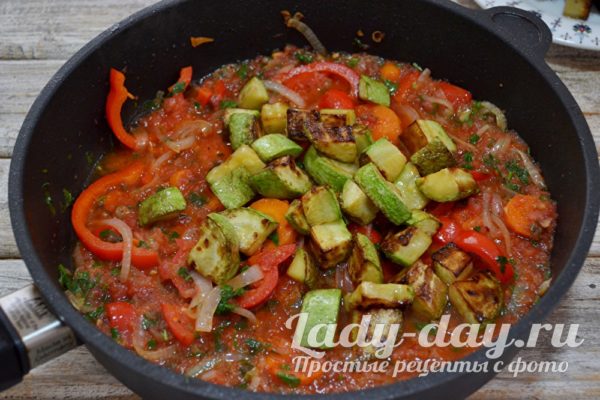 Добавляем поджаренные овощи