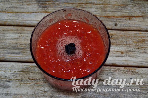 Помидоры измельчаем