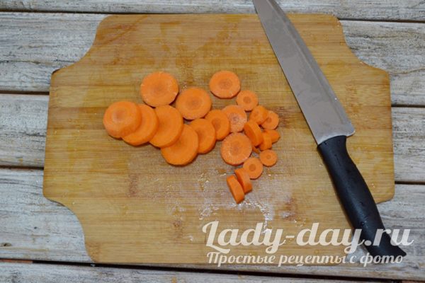 Режем морковку кружочками