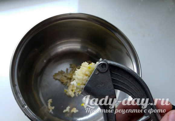 измельчить чеснок