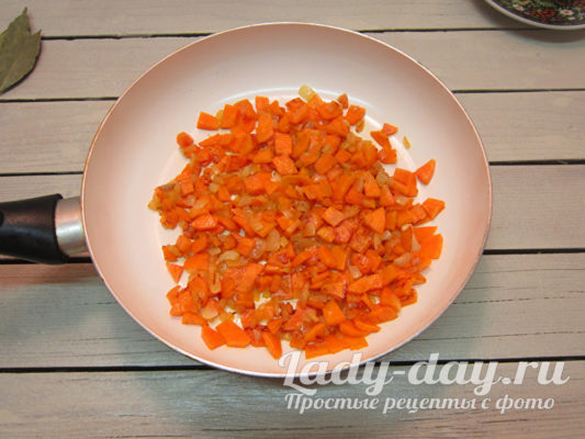 Лук с морковкой немного обжарить