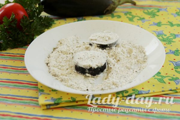 обвалять кружочки в муке