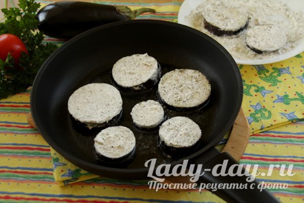 выложить в сковороду