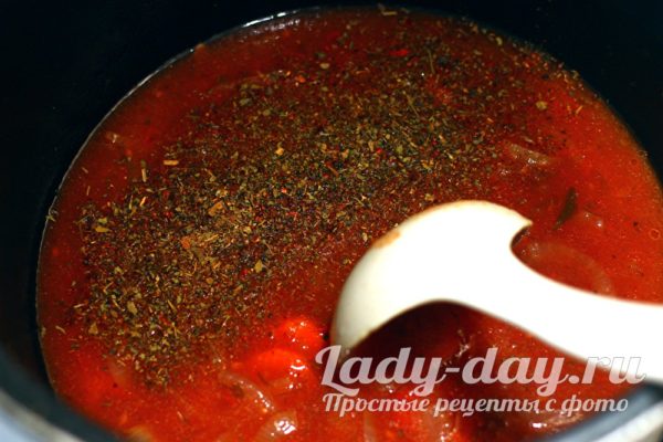 заливаем томатный соус