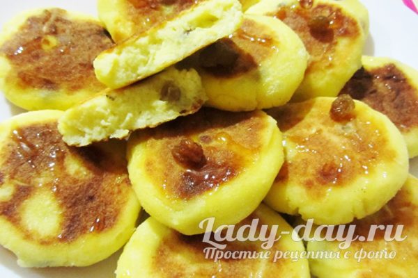 сырники с кукурузной мукой и изюмом на сковороде