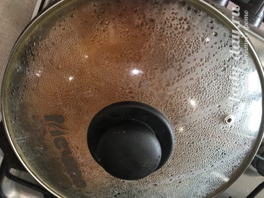 под крышкой