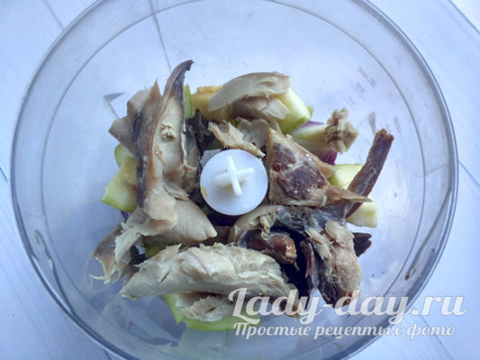 Выложить рыбу в блендер