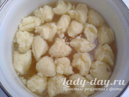 Выкладывать в кипящую воду