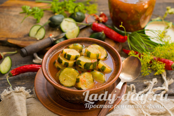 Огурцы с кетчупом чили на зиму