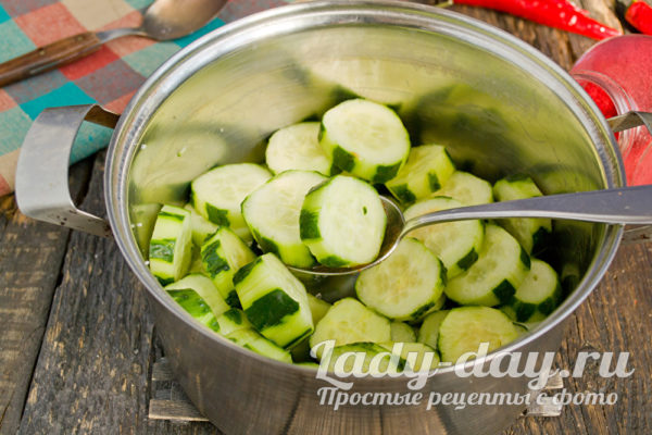 Выложить в кастрюлю